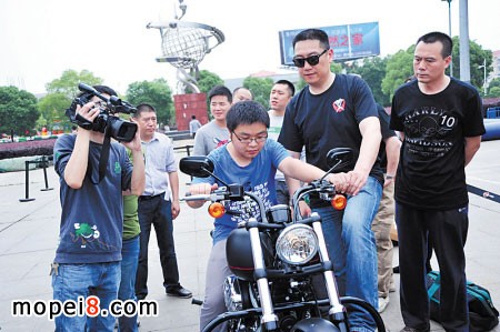 美國的頂級休閑摩托車品牌哈雷戴維森試駕體驗(yàn)會在長沙紅星國際會展中心前坪廣場舉行
