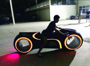 南京小伙花百萬(wàn)買(mǎi)“創(chuàng)戰(zhàn)紀(jì)道具摩托車