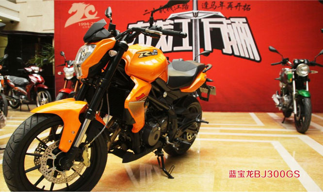 貝納利Benelli 藍(lán)寶龍BJ300GS摩托車外形評(píng)測(cè)