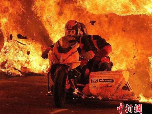 兩勇士騎摩托穿越百米火道創(chuàng)吉尼斯新紀錄