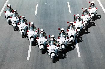 國賓摩托車護(hù)衛(wèi)隊官兵在進(jìn)行v字形編隊行車訓(xùn)練