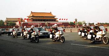 國賓護(hù)衛(wèi)隊官兵護(hù)衛(wèi)著國賓前往人民大會堂