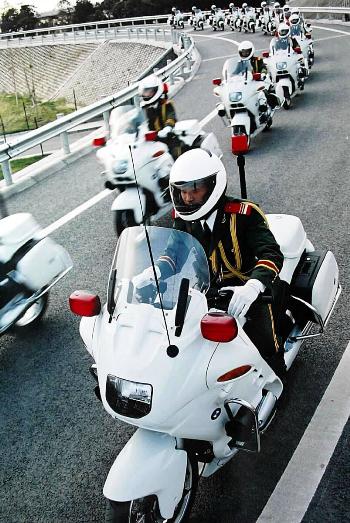 國賓摩托車護(hù)衛(wèi)隊官兵在進(jìn)行彎道駕駛訓(xùn)練