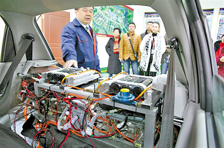 轎車(chē)后備廂中以氫儲(chǔ)藏罐為原料的裝備