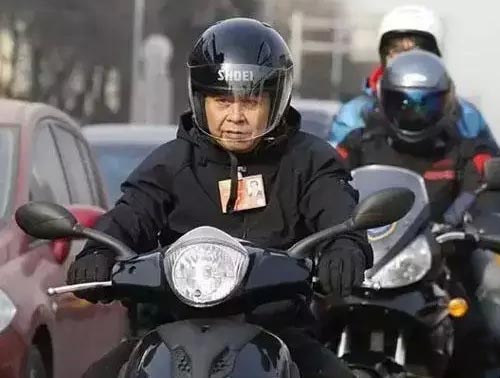 重慶宗申集團(tuán)董事長(zhǎng)左宗申委員騎摩托車參加兩會(huì)